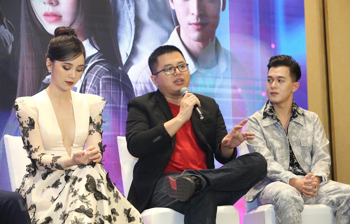 Theo đạo diễn Bùi Quốc Việt (ở giữa), yếu tố quan trọng giúp phim truyền hình nhanh chóng "vực dậy" sau đại dịch là sự yêu mến, đón nhận của khán giả. Ảnh: NVCC. 