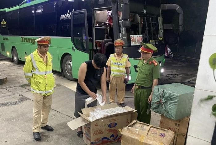 Lực lượng Công an kiểm tra tang vật vụ việc.