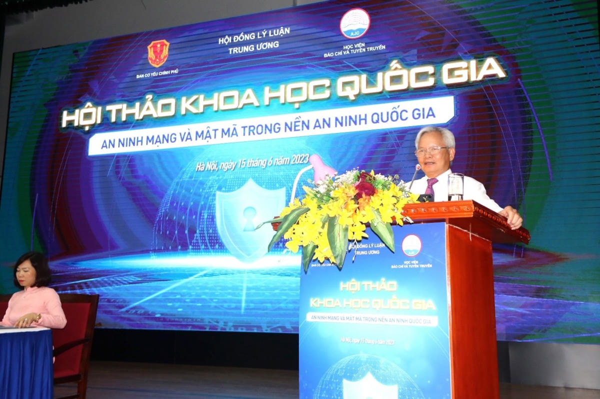 GS.TS. Tạ Ngọc Tấn, nguyên Ủy viên Trung ương Đảng, Phó Chủ tịch Thường trực Hội đồng Lý luận Trung ương phát biểu kết luận Hội thảo.