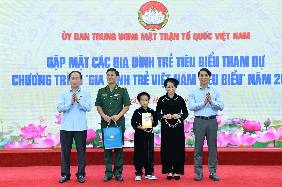 Ủy viên Trung ương Đảng, Phó Chủ tịch - Tổng Thư ký UBTƯ MTTQ Việt Nam Lê Tiến Châu, Bí thư Thường trực Trung ương Đoàn Nguyễn Ngọc Lương tặng quà gia đình trẻ Việt Nam tiêu biểu.