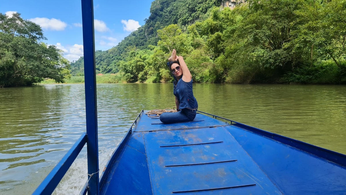 Một du khách trải nghiệm tập Yoga trên thuyền giữa mênh mang, xanh trong của Hồ Ba Bể.