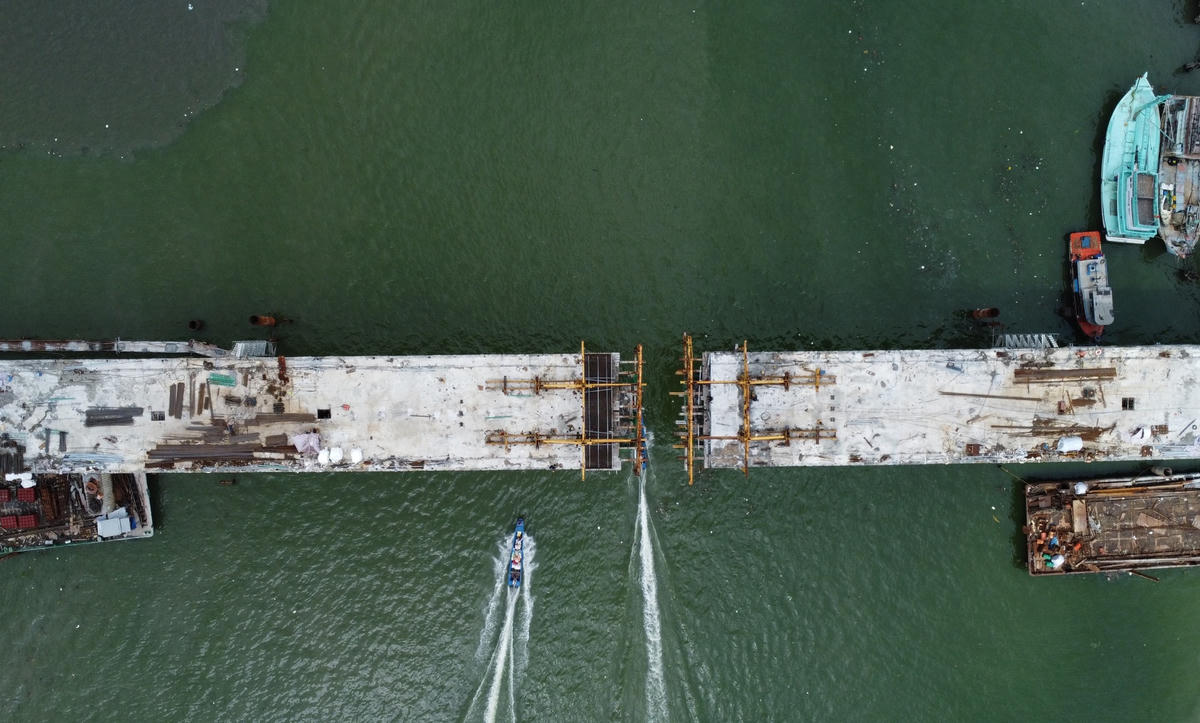 Cầu bắc qua sông Ông Đốc nhìn từ trên cao.