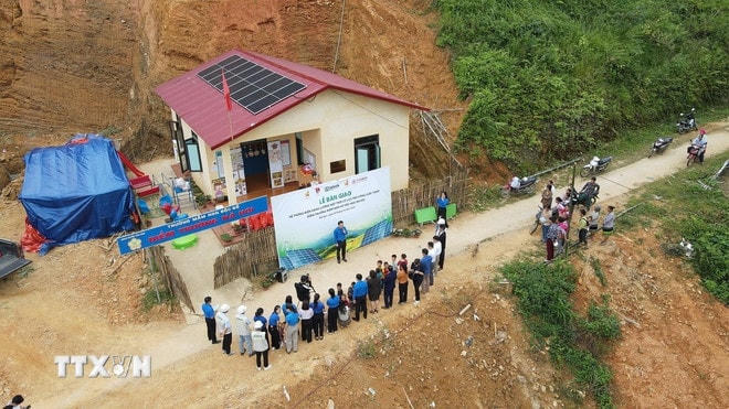 Hệ thống điện mặt trời áp mái được lắp đặt cho điểm trường Mầm non và Tiểu học Nà Hoi, Thái Nguyên. (Ảnh: TTXVN) ttxvn-truong-hoc-xa-bien-gioi.jpg