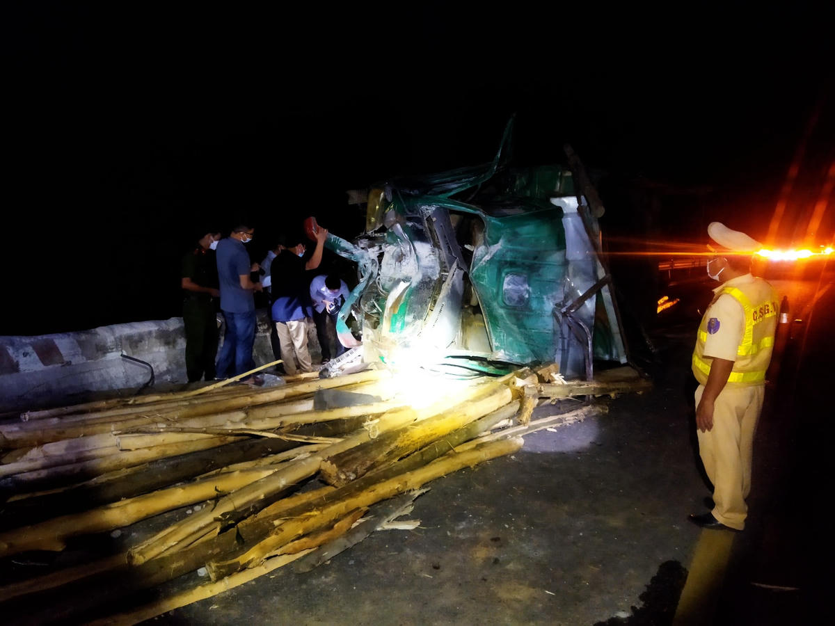 Nguyên nhân vụ tai nạn bước đầu được xác định xe ô tô tải đi đường đèo xuống dốc, qua khúc cua không làm chủ tốc độ xảy ra va chạm với 2 xe mô tô.