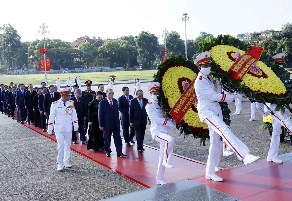 Lãnh đạo Đảng, Nhà nước đặt vòng hoa và vào Lăng viếng Chủ tịch Hồ Chí Minh. (Ảnh: An Đăng/TTXVN).