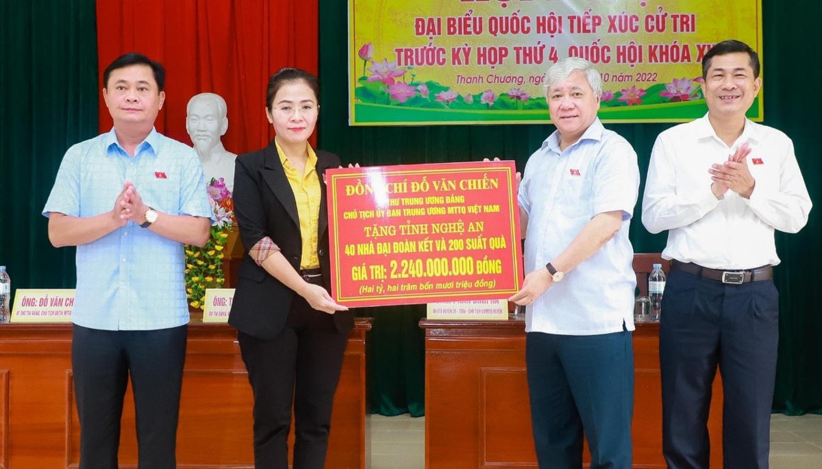 Chủ tịch Đỗ Văn Chiến tặng tỉnh Nghệ An hơn 2,2 tỷ đồng gồm 40 nhà Đại Đoàn kết và 200 suất quà hỗ trợ người dân bị ảnh hưởng mưa lũ. Ảnh Đ,B