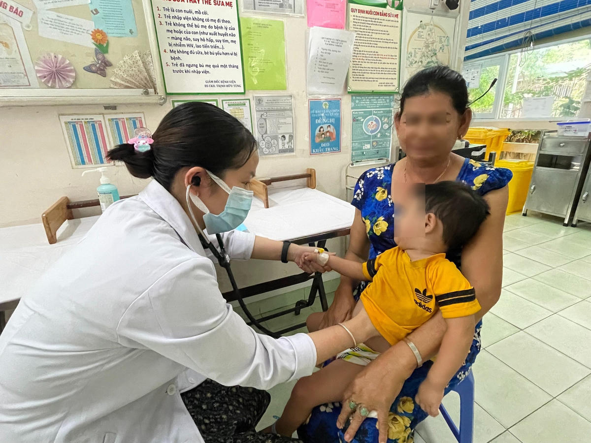 Trẻ mắc tay chân miệng ở tăng nhanh.