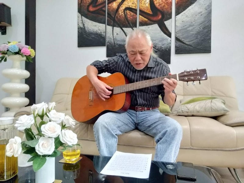 Nhà thơ Từ Ngàn Phố đàn bài hát mới sáng tác.  