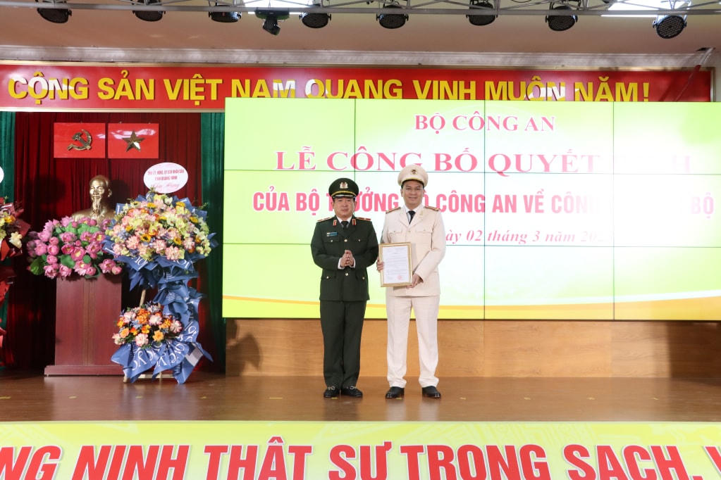 Thiếu tướng Đinh Văn Nơi thừa uỷ quyền của Bộ Trưởng Bộ Công an trao Quyết định bổ nhiệm chức vụ Phó Giám đốc Công an tỉnh Quảng Ninh cho Trung tá Cù Quốc Thắng.