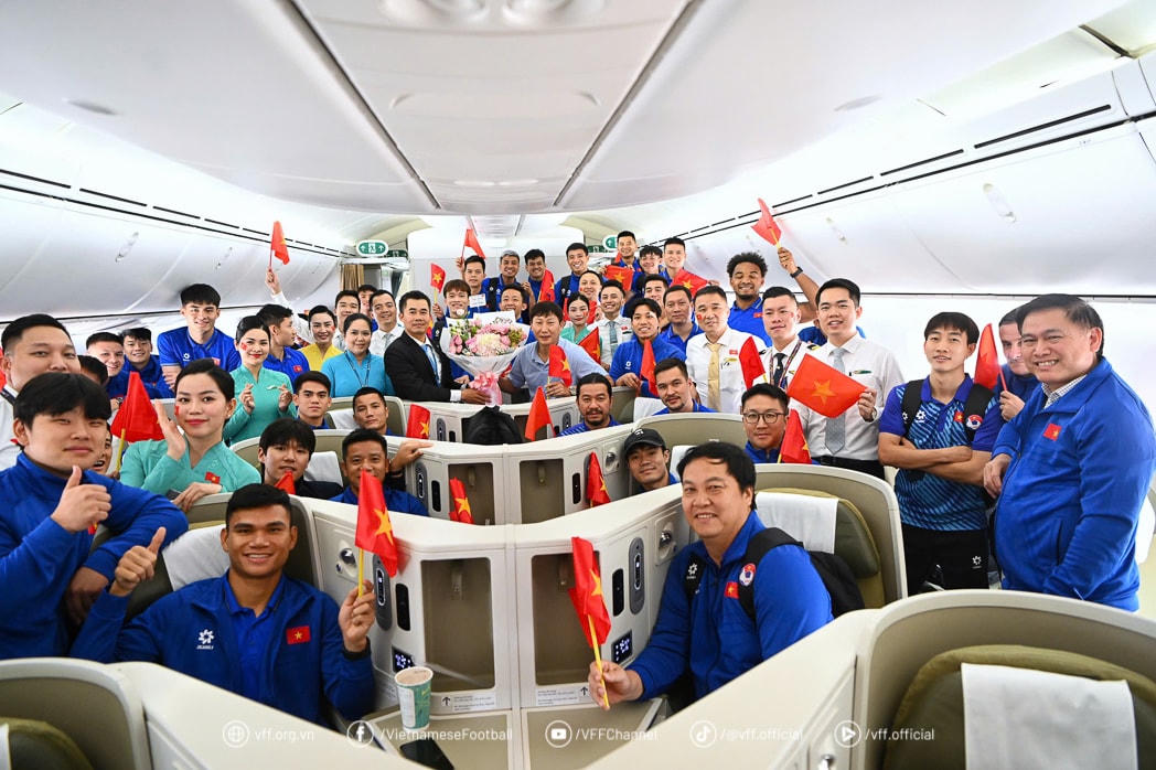 Đội tuyển Việt Nam chụp ảnh lưu niệm cùng các tiếp viên và phi hành đoàn trên chuyến bay tới Thái Lan. Ảnh: VFF.