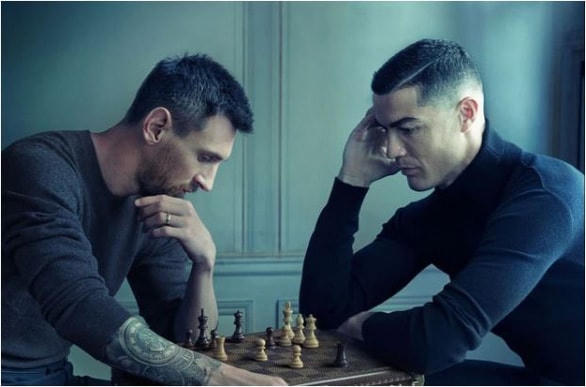 Ronaldo và Messi khiến người hâm mộ bóng đá thế giới "phát sốt" khi xuất hiện cùng nhau trong  một bức ảnh.  