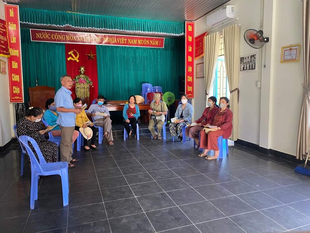 Bí thư chi bộ kiêm Trưởng ban Công tác Mặt trận khu phố 7, phường 5 (TP Đông Hà, Quảng Trị) tuyên truyền phòng, chống dịch sốt xuất huyết.