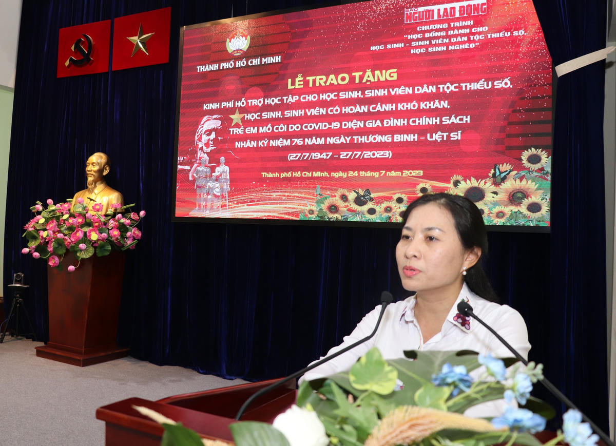 Bà Phan Kiều Thanh Hương, Phó Chủ tịch Ủy ban MTTQ Việt Nam TP HCM phát biểu tại buổi trao học bổng