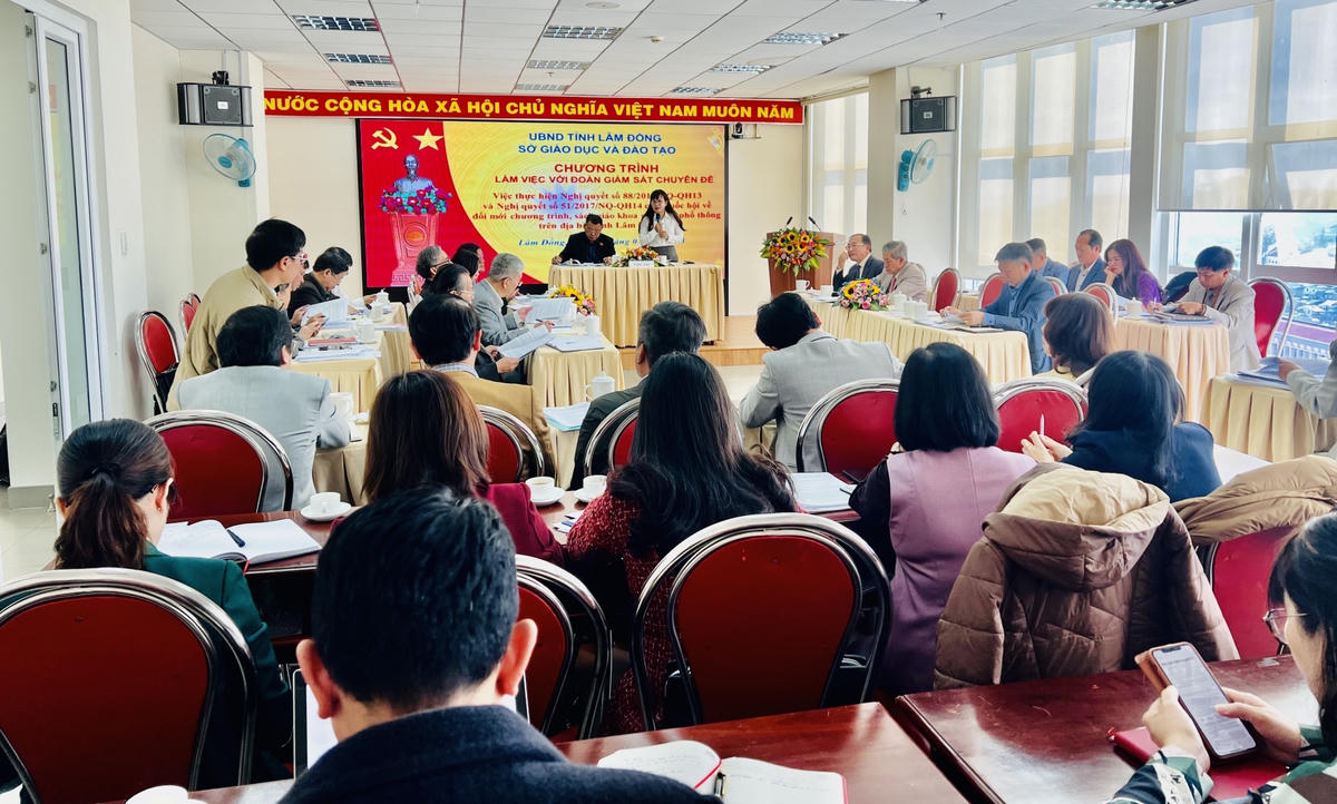 Quang cảnh buổi làm việc.