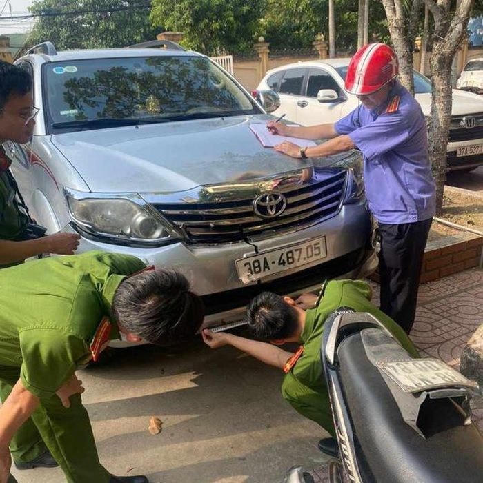 Xe ô tô do Phạm Xuân Trường điều khiển đâm vào bạn nhậu.