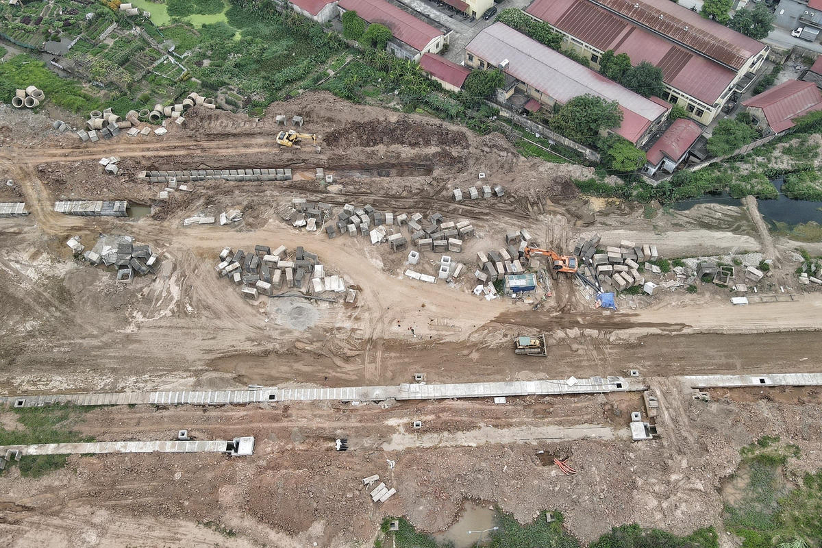 Vật liệu ngổn ngang tại dự án.