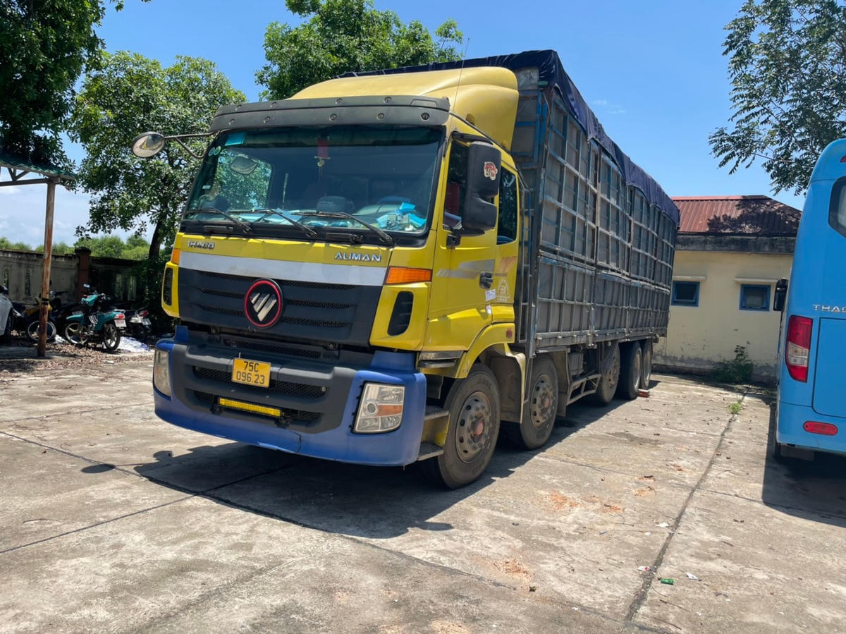 Tổ TTKS phát hiện xe ô tô tải BKS 75C-096.23 có dấu hiệu trở hàng quá tải trọng và chở hàng vượt quá chiều cao xếp hàng cho phép.