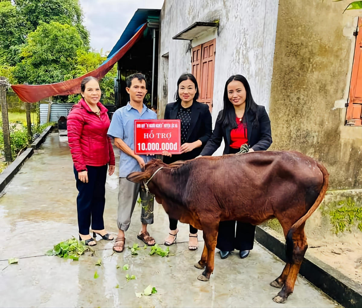 Ủy ban MTTQ huyện Lộc Hà trao bò giống hỗ trợ sản xuất cho hộ nghèo trên địa bàn.