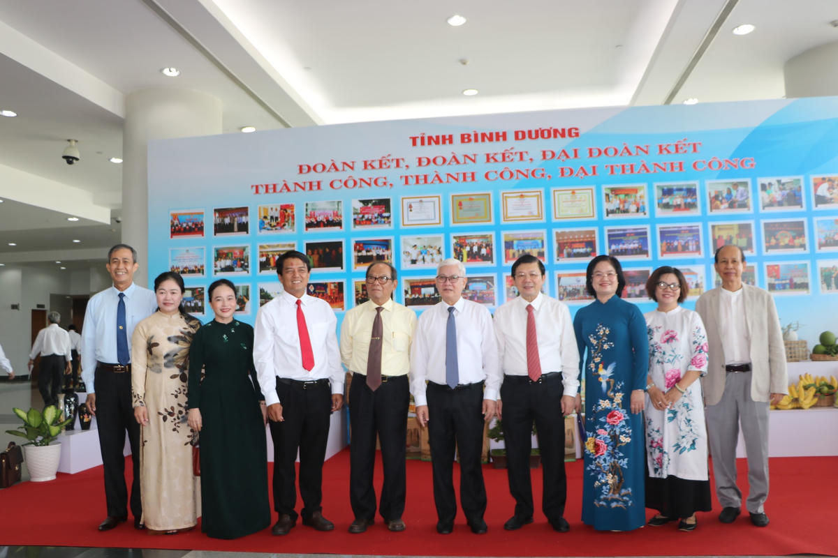 Phó Chủ tịch Nguyễn Hữu Dũng cùng lãnh đạo tỉnh Bình Dương tham quan triển lãm về những thành tựu của hệ thống Mặt trận tỉnh trong 20 năm qua.