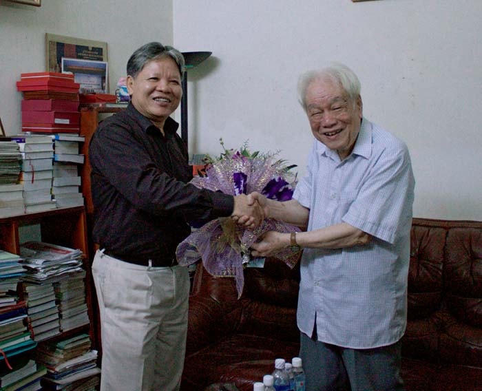 Nguyên Bộ trưởng Tư pháp Hà Hùng Cường tới nhà riêng thăm Giáo sư Lưu Văn Đạt - người từng có thời gian kiêm nhiệm công việc ở Bộ Tư pháp và tham gia Ban lãnh đạo Hội Luật gia Việt Nam.