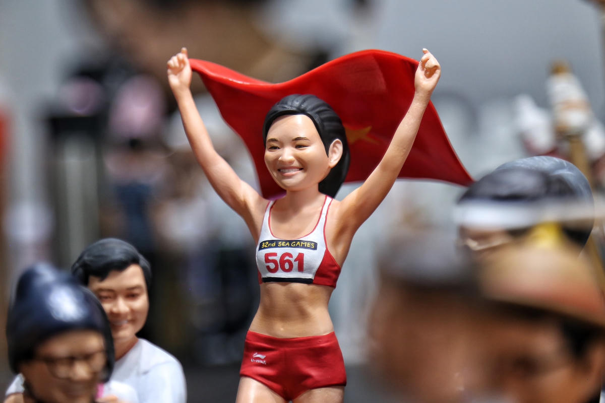 Hình ảnh vận động viên Nguyễn Thị Oanh sau khi giành huy chương Vàng SEA Games 32.