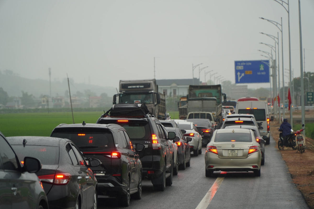 Lượng phương tiện di chuyển về Thanh Hóa dịp nghỉ lễ 30/4 - 1/5 được đánh giá là rất lớn.