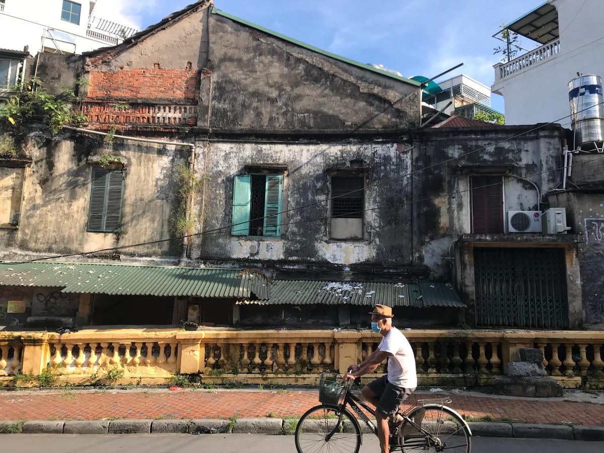 Không gian gợi nhớ thời bao cấp cạnh cầu Long Biên.