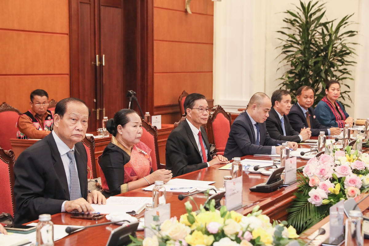 Trưởng Ban Dân vận Trung ương Bùi Thị Minh Hoài và Chủ tịch Ủy ban Trung ương Mặt trận Lào xây dựng đất nước Sinlavong Khoutphaythoune cùng các đại biểu thảo luận tại hội đàm. Ảnh: Quang Vinh.