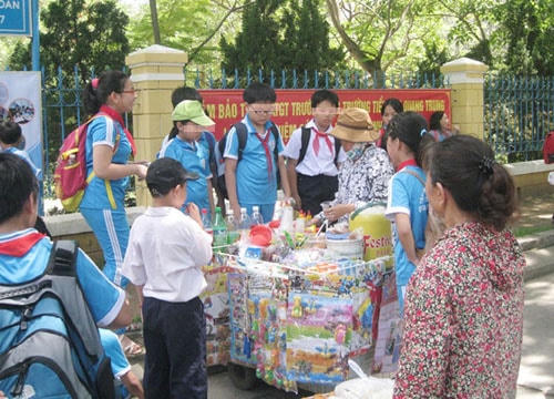 Nguy cơ mất vệ sinh an toàn thực phẩm vẫn hiện hữu hằng ngày khi hàng rong bủa vây các cổng trường học. Ảnh: Tuyết Khoa.