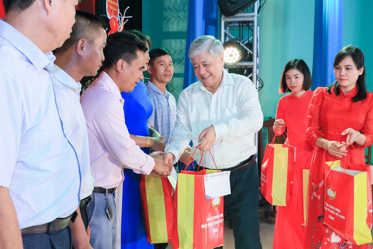 Bí thư Trung ương Đảng, Chủ tịch UBTƯ MTTQ Việt Nam Đỗ Văn Chiến trao quà cho 10 hộ gia đình tiêu biểu trong xã Tam Phúc.