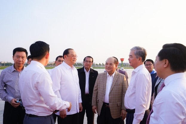 Phó Thủ tướng Lào cùng đoàn đại biểu và lãnh đạo TP HCM tham quan Quảng trường nhạc nước tại Van Phuc City. Ảnh: Vinh Rose.