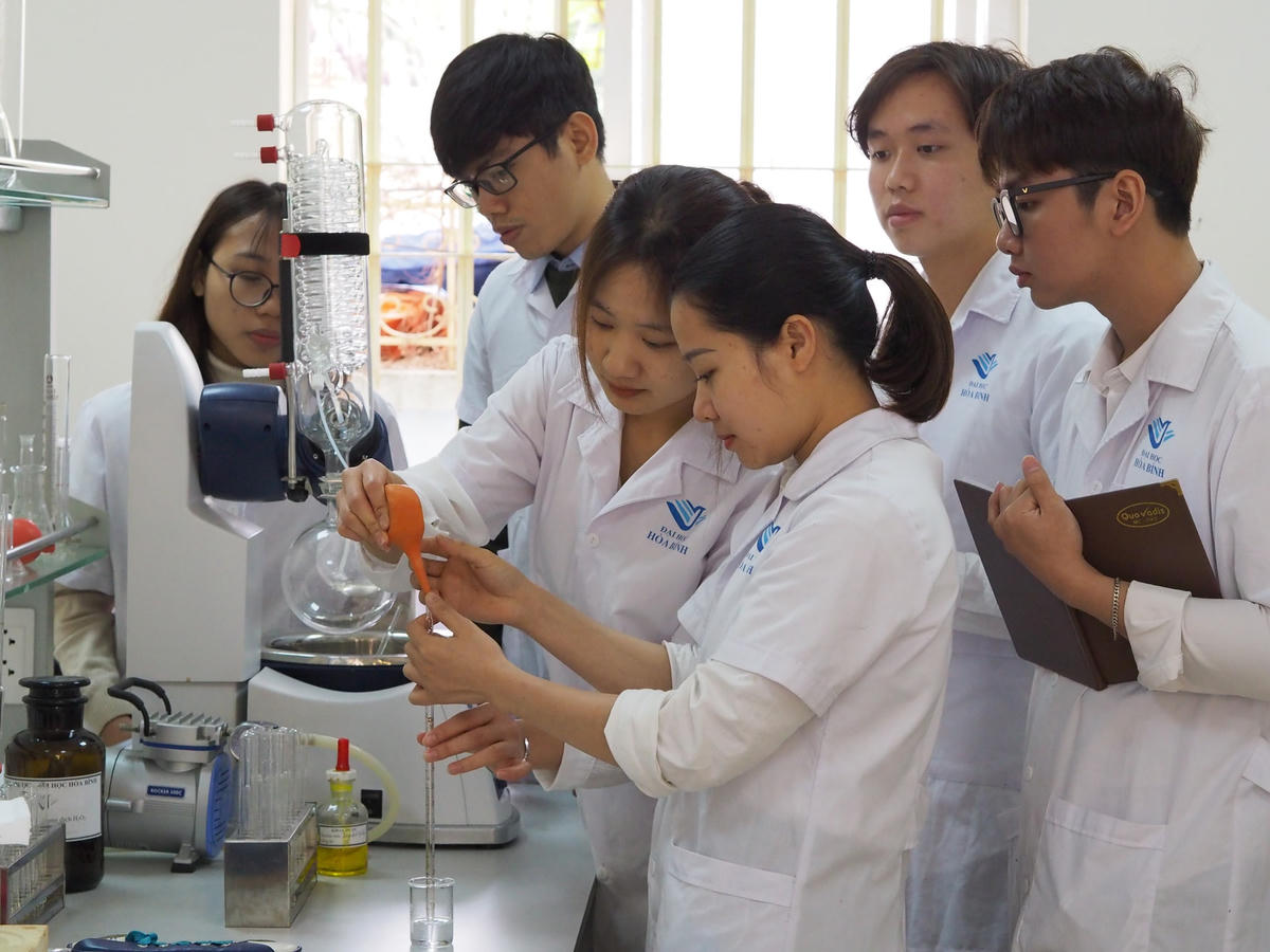 Giờ thực hành của sinh viên Trường Đại học Hòa Bình.