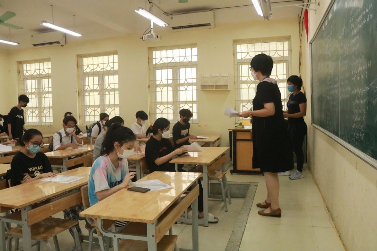 Trong sáng 17/6, thí sinh được cán bộ coi thi tại điểm thi phổ biến quy chế thi, rà soát, sửa những thông tin sai sót cho thí sinh.