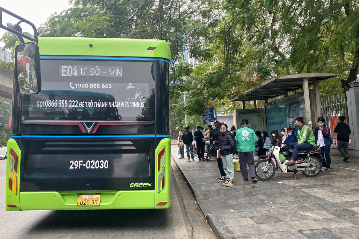 Theo thống kê của Trung tâm quản lý giao thông công cộng, Hà Nội có có khoảng 3.755 điểm dừng, 361 nhà chờ, trong đó có nhiều điểm dừng và nhà chờ xe buýt thường xuyên bị chiếm dụng.