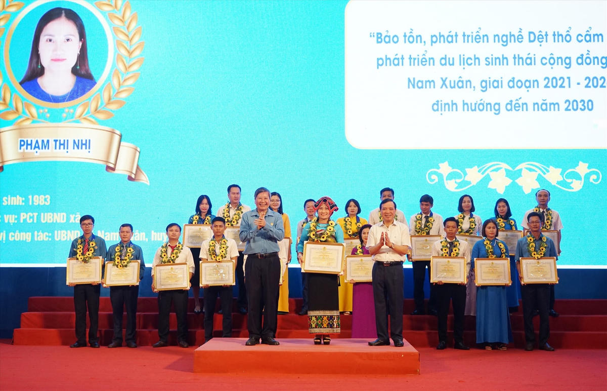 Ông Trần Thanh Hải, Phó Chủ tịch Thường trực Tổng LĐLĐ Việt Nam và ông Lại Thế Nguyên, Phó Bí thư Thường trực Tỉnh ủy Thanh Hóa trao Bằng khen cho các tập thể, cá nhân có thành tích xuất sắc. Ảnh: Q.D