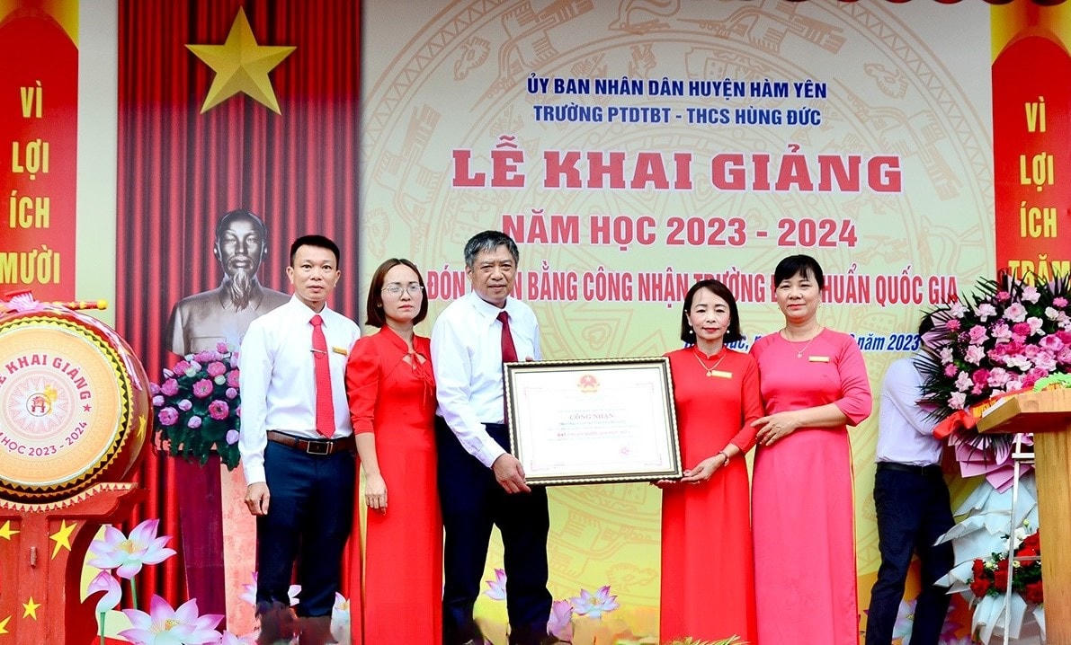 Chủ nhiệm UBKT Tỉnh ủy Nguyễn Hồng Trang tới dự Lễ khai giảng và trao tặng Bằng công nhận Trường Đạt chuẩn Quốc gia cho Trường THCS Hùng Đức, Hàm Yên, Tuyên Quang.