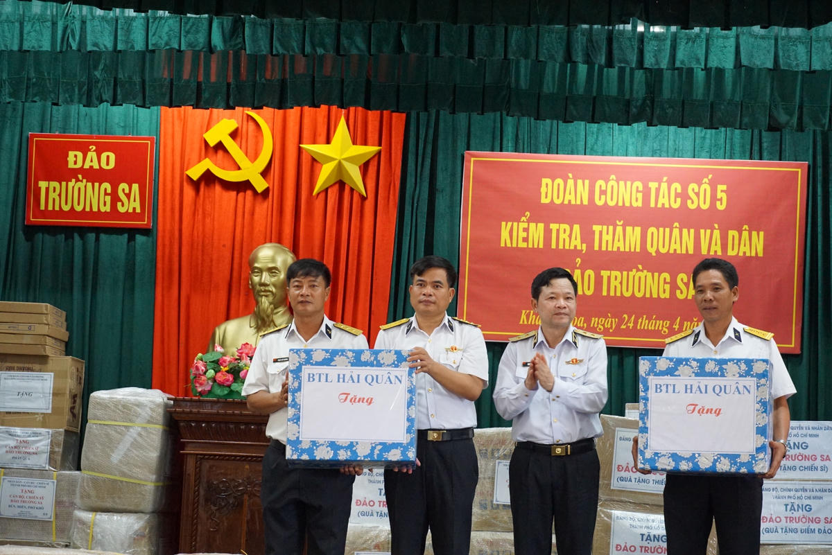 Trung tướng Nguyễn Văn Bổng, Bí thư Đảng ủy, Chính ủy Quân chủng Hải quân, Trưởng đoàn công tác tặng quà cán bộ, chiến sĩ, nhân dân đảo Trường Sa. Ảnh: Mạnh Thìn.