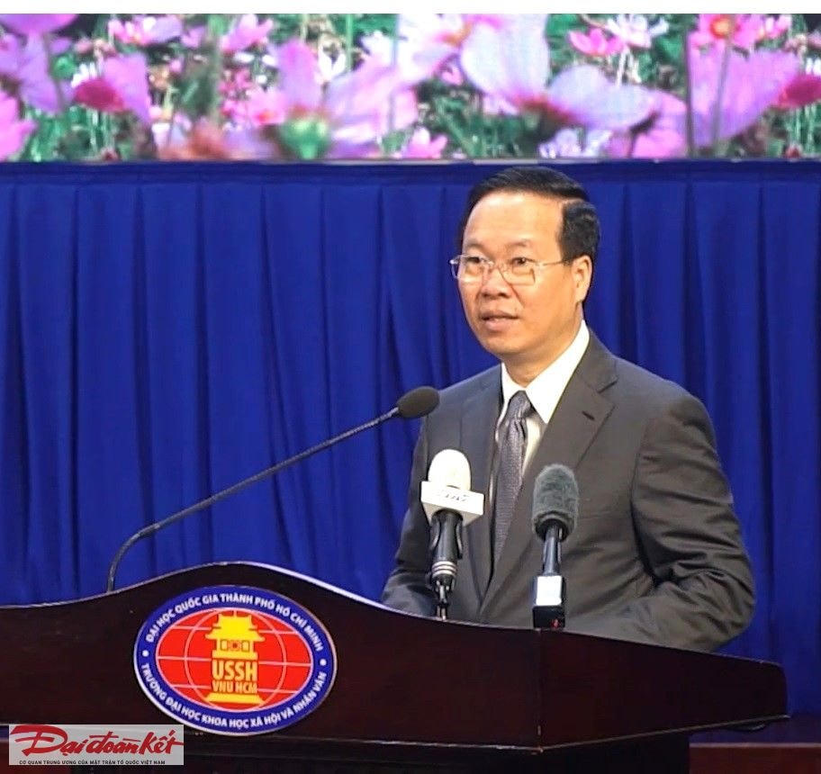 Chủ tịch nước Võ Văn Thưởng nói chuyện với cán bộ, giảng viên, sinh viên Trường Đại học Khoa học Xã hội và Nhân văn TP HCM nhân dịp về thăm nhà trường. 