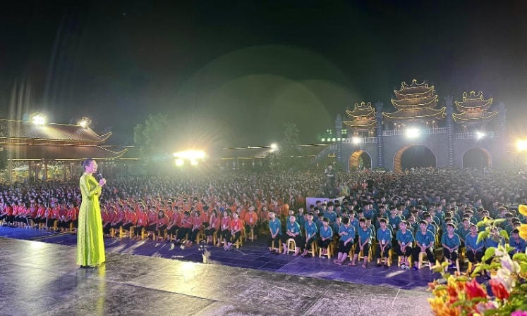 Tham gia nghe Cô Phạm Thị Yến chia sẻ.  