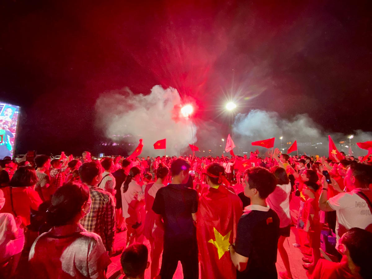 [ẢNH] Người hâm mộ đất Mỏ tràn ra đường mừng U23 Việt Nam vô địch