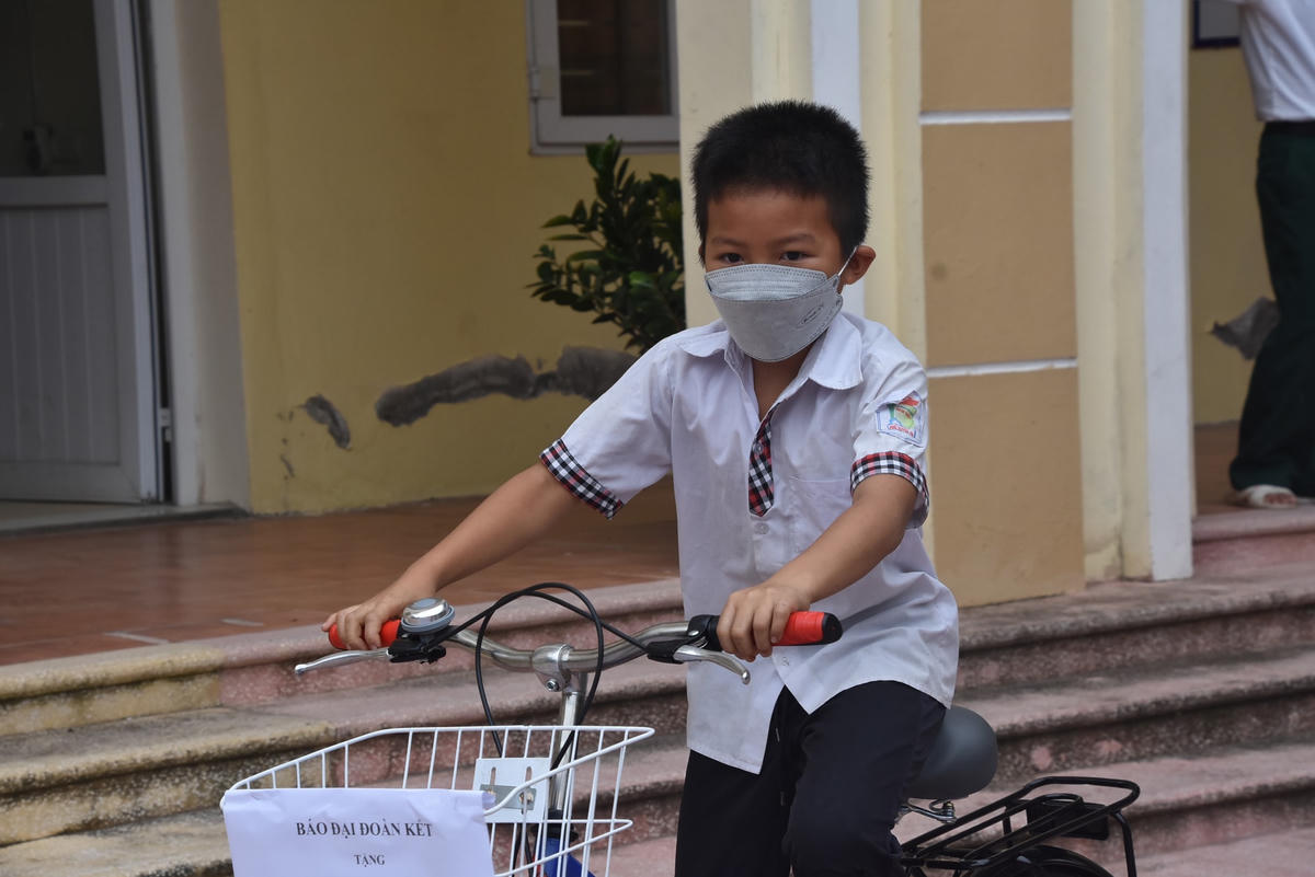 Báo Đại Đoàn Kết trao đi hàng trăm suất quà đến với những hoàn cảnh khó khăn