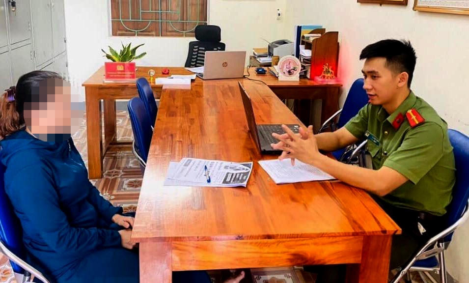 Chị N.T.N. tại cơ quan công an.