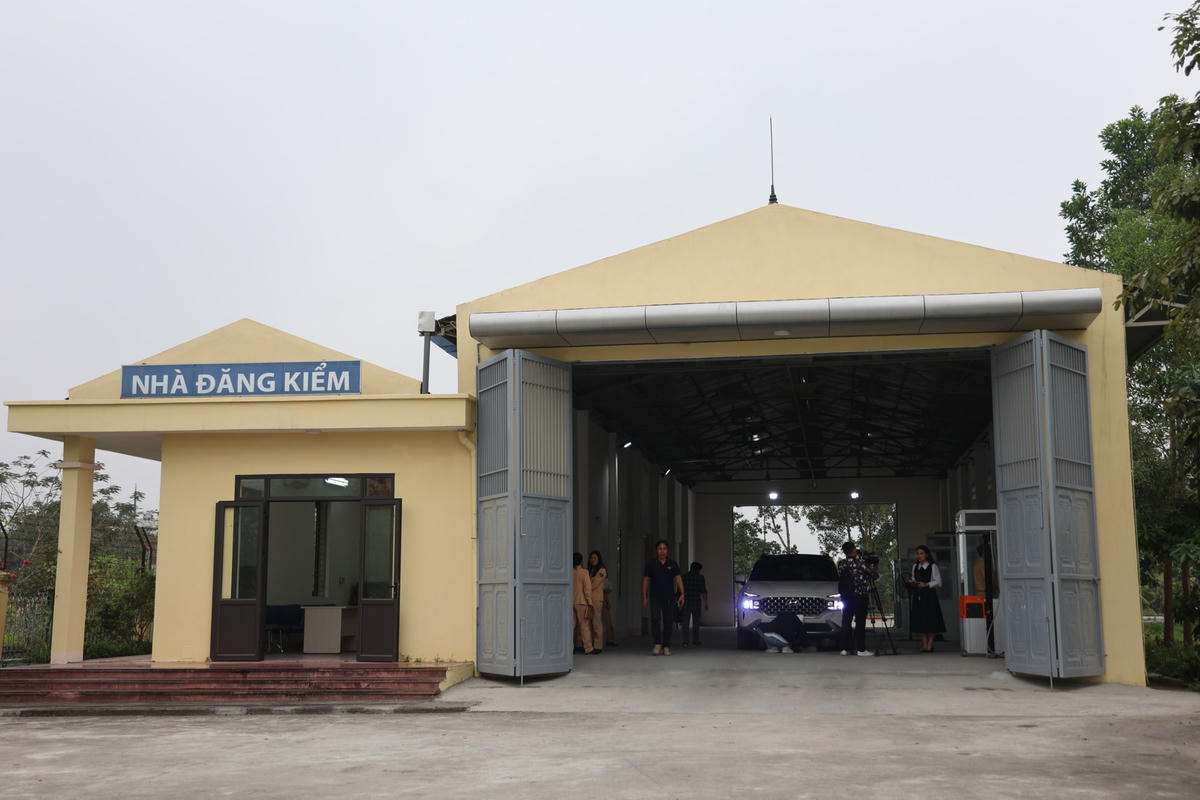 Đến 10h sáng 11/3, 50 CSGT đủ điều kiện bắt đầu chi viện ngay cho các trung tâm đăng kiểm tại Hà Nội và TP HCM, tập trung vào những điểm nóng và ùn tắc.