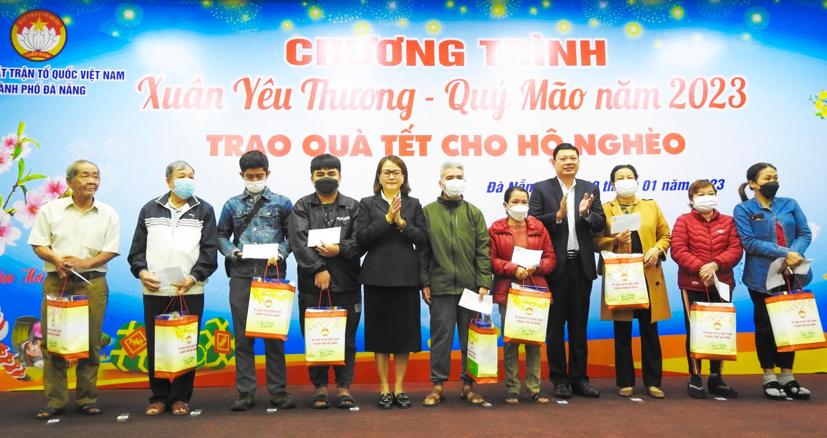 Đại diện hộ cận nghèo, hộ có hoàn cảnh đặc biệt khó khăn nhận quà Tết Quý Mão từ Ủy ban MTTQ Việt Nam TP Đà Nẵng. Ảnh: Thanh Tùng.