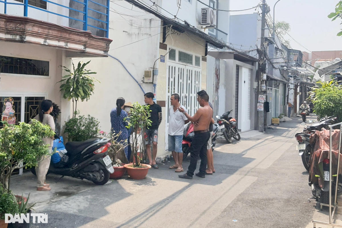 Người dân tụ tập trước phòng trọ khi hay tin. Ảnh: Dân trí.