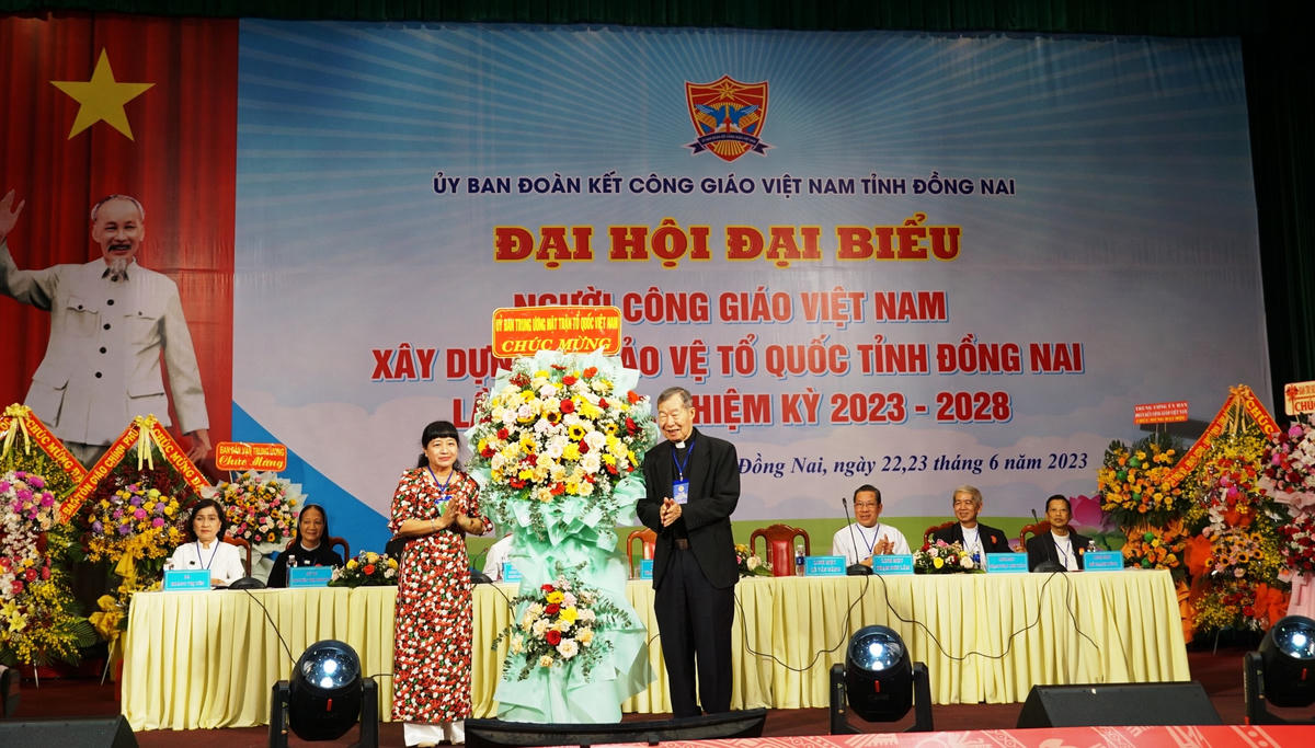 Bà Phạm Thanh Tuyền - Phó Trưởng Ban Công tác phía Nam, cơ quan UBTƯ MTTQ Việt Nam tặng hoa chúc mừng đại hội. Ảnh: Mạnh Thìn.