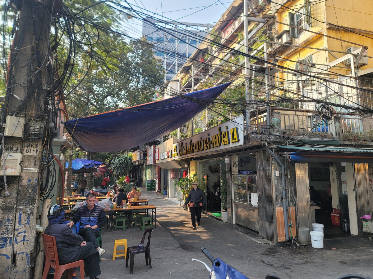 Tại nhà B khu tập thể Ngọc Khánh, mọi sinh hoạt vẫn diễn ra bình thường. Quán hàng tầng 1 kinh doanh sôi động.