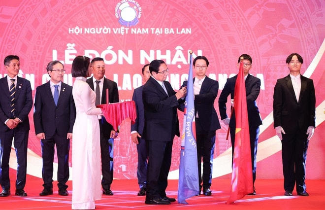 Thủ tướng Phạm Minh Chính gắn Huân chương Lao động hạng Ba tặng Hội người Việt Nam tại Ba Lan. (Ảnh: Dương Giang/TTXVN) thu-tuong-4.jpg