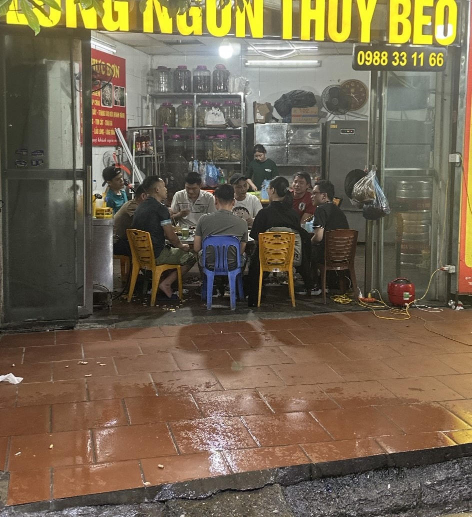 Khi lực lượng chức năng có mặt, người dân chấp hành nghiêm việc không lấn chiếm lòng đường, vỉa hè.