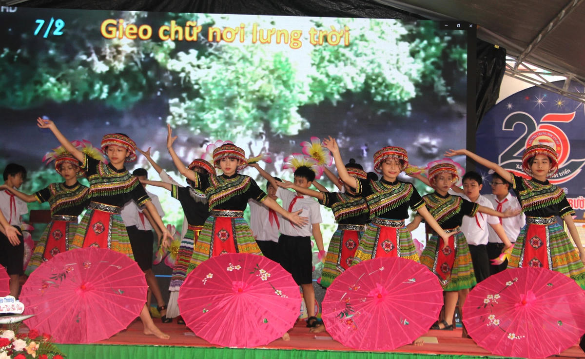 Các tiết mục văn nghệ của học sinh tại Lễ kỷ niệm.